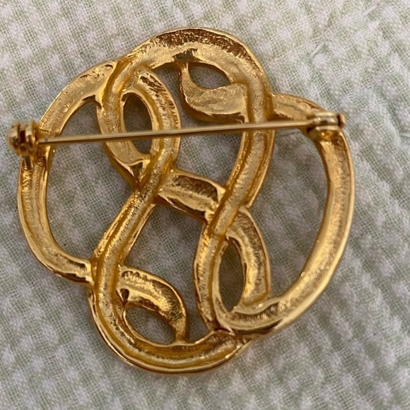 Vintage Gold Tone Brooch Pin - Picture 5 of 9